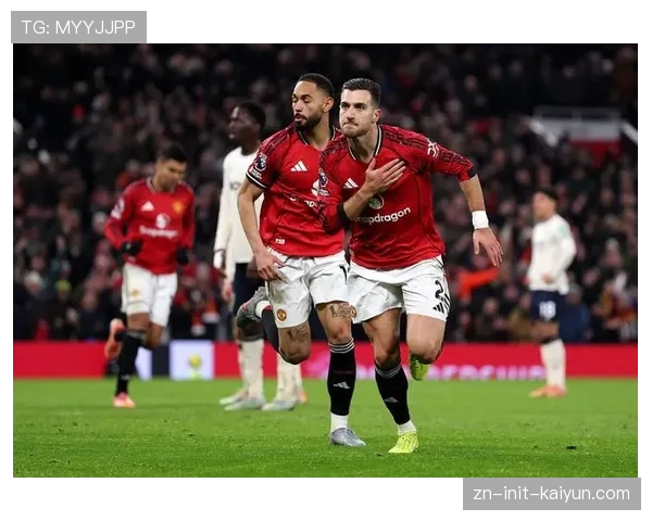 传闻：尽管欧冠出局，但巴萨中场德容仍受到曼联和巴黎的持续关注。