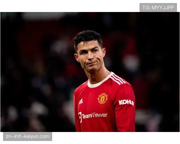 看台一幕:远征的利物浦球迷在球队落后时高唱《你永远不会独行》